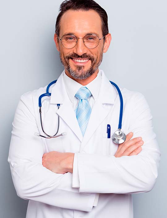 Улыбающийся врач со стетоскопом